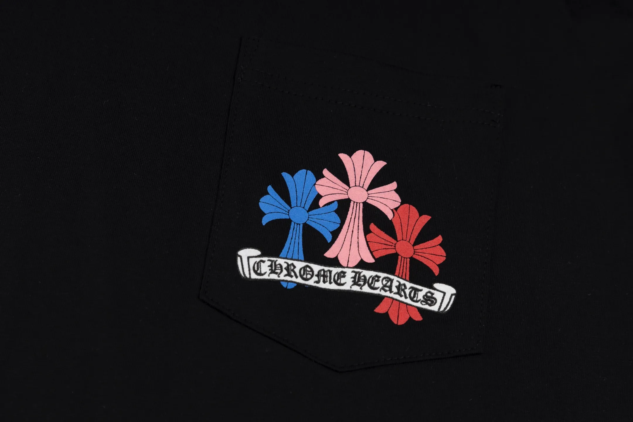 🅿️350 [Exclusive supply] CH Miami limited color cross long sleeves (white) The fabric is made of 26-woven 220-gram high-weight cotton fabric, which is thick and crisp and not easy to deform, with fine texture, breathable and skin-friendly. The design is derived from the CH Miami limited series. The colorful cross print interprets the brand's classic aesthetics, and is trendy and cool with a tension of faith. High-temperature ink printing process, rich color levels and delicate transitions, even large-area complex patterns are still bright and durable without cracking after washing. Size:S-M-L